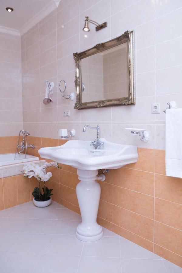 Отель Hotel Elefant Ужгород-17